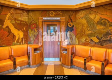 Cincinnati Union Terminal diente einst fünf Eisenbahnen; das Art déco-Wahrzeichen ist heute vor allem Museumsraum, mit Amtrak-Abfahrten nur 3 Nächte pro Woche. Stockfoto