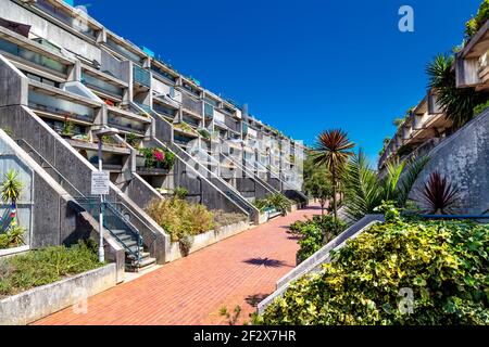 Alexandra Road Estate Gebäude und Gehweg im Brutalistischen Stil in Swiss Cottage, London, Großbritannien Stockfoto