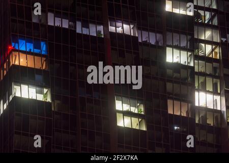 Wien, Wien: Bürogebäude, beleuchtete Büros, Nacht, Hochhaus DC Tower 1 im Jahr 22. Donaustadt, Wien, Österreich Stockfoto