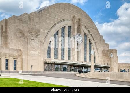 Cincinnati Union Terminal diente einst fünf Eisenbahnen; das Art déco-Wahrzeichen ist heute vor allem Museumsraum, mit Amtrak-Abfahrten nur 3 Nächte pro Woche. Stockfoto
