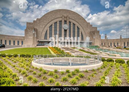 Cincinnati Union Terminal diente einst fünf Eisenbahnen; das Art déco-Wahrzeichen ist heute vor allem Museumsraum, mit Amtrak-Abfahrten nur 3 Nächte pro Woche. Stockfoto