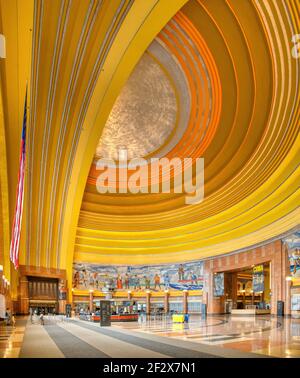 Cincinnati Union Terminal diente einst fünf Eisenbahnen; das Art déco-Wahrzeichen ist heute vor allem Museumsraum, mit Amtrak-Abfahrten nur 3 Nächte pro Woche. Stockfoto