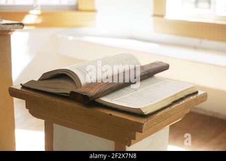 Buch auf einem Rednerpult in einer kleinen und alten Kirche Stockfoto