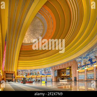 Cincinnati Union Terminal diente einst fünf Eisenbahnen; das Art déco-Wahrzeichen ist heute vor allem Museumsraum, mit Amtrak-Abfahrten nur 3 Nächte pro Woche. Stockfoto