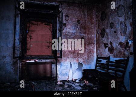 Ein altes verlassenes und ausgebranntes Gebäude mit ruinierten Möbeln Bettstühle Stockfoto