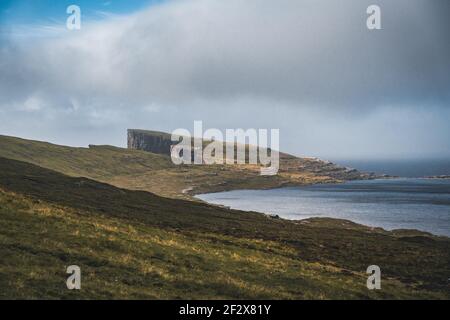 Fußweg zur Klippe Traelanipan und zum See Sorvagsvatn auf der Insel Vagar. Leitisvatn oder Sorvagsvatn ist der größte See auf den Färöern Stockfoto