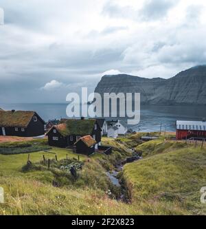 Dorf von Mikladalur befindet sich auf der Insel Kalsoy, Färöer, Dänemark Stockfoto