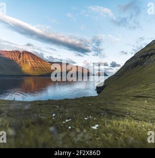 Färöer-Inseln Kalsoy im Sonnenuntergang Licht durig Dämmerung mit rosa Himmel und Klippen. Stockfoto