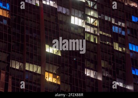 Wien, Wien: Bürogebäude, beleuchtete Büros, Nacht, Hochhaus DC Tower 1 im Jahr 22. Donaustadt, Wien, Österreich Stockfoto