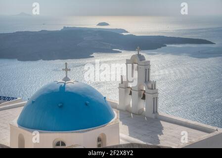 Übernahme der Kirche der seligen Jungfrau Maria mit Blick auf Nea Kameni Insel in Griechenland Stockfoto