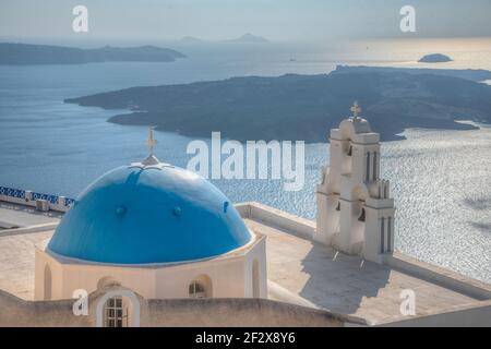 Übernahme der Kirche der seligen Jungfrau Maria mit Blick auf Nea Kameni Insel in Griechenland Stockfoto