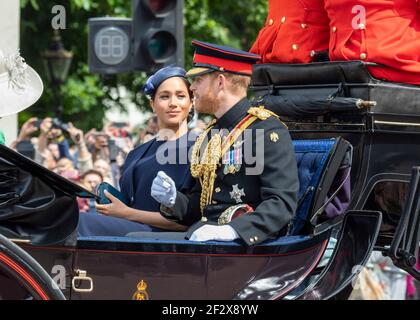 Meghan Markle Herzogin von Sussex Blick auf Prinz Harry, Trooping der Farbe Stockfoto