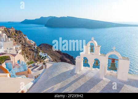 Kirche in Oia mit Blick auf Ägäis, Griechenland Stockfoto