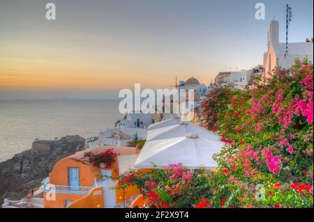 Sonnenuntergang über dem Dorf Oia auf Santorini, Griechenland Stockfoto