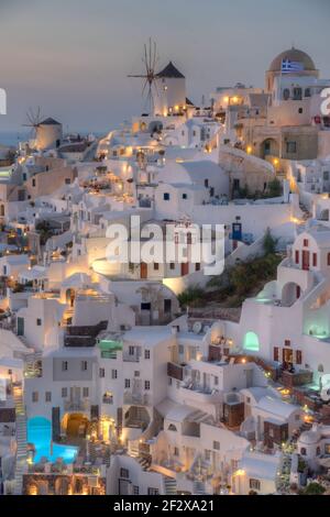 Sonnenuntergang über dem Dorf Oia auf Santorini, Griechenland Stockfoto