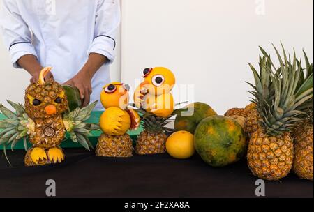 Kunstvoll geschnitztes Obst und Gemüse. Stockfoto