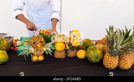 Kunstvoll geschnitztes Obst und Gemüse. Stockfoto