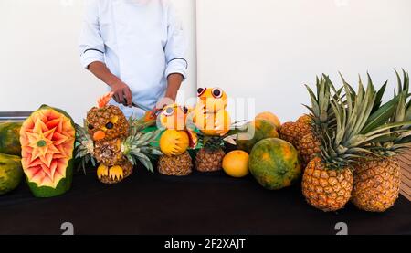 Kunstvoll geschnitztes Obst und Gemüse. Stockfoto