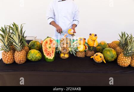 Kunstvoll geschnitztes Obst und Gemüse. Stockfoto