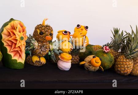 Kunstvoll geschnitztes Obst und Gemüse. Stockfoto