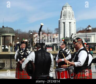 St. Charles, Illinois, USA. März 2021, 13th. Samstag, 13. März 2021 - St. Charles, Illinois USA - Mitglieder der Chicago Highlanders Pipe Band Serenade Menschen in der Innenstadt von St. Charles, Illinois. Die Coronavirus-Pandemie zwang Stadtbeamte, die Parade zum St. Patrick's Day 2021 abzusagen. Kredit: H. Rick Bamman/ZUMA Wire/Alamy Live Nachrichten Stockfoto