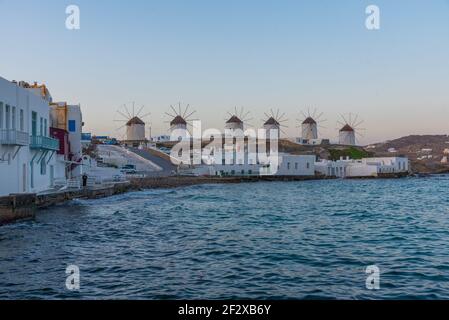 Windmühlen mit Blick auf das ägäische Meer auf Mykonos, Griechenland Stockfoto