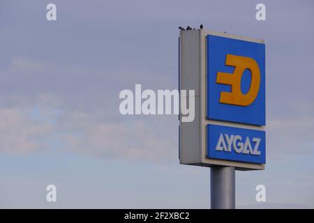 Opet und Aygaz Schild im Freien Stockfoto