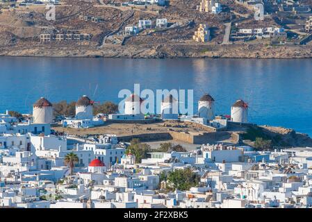 Windmühlen mit Blick auf das ägäische Meer auf Mykonos, Griechenland Stockfoto