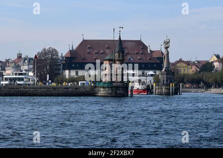 Konstanz, Baden-Württtmberg, Deutschland. Rheintorturm, ein Teil der ehemaligen Stadtmauer, die Imperia-Statue am Bodensee und das Konzilgebäude. Stockfoto