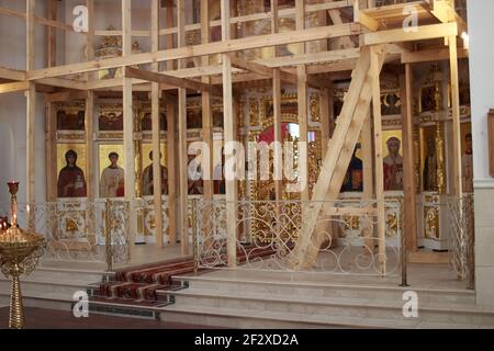 Ein neu errichtetes Gebäude der Kirche Gerüst Verkleidung Kuppeln Kronleuchter mit Kerzen Stockfoto