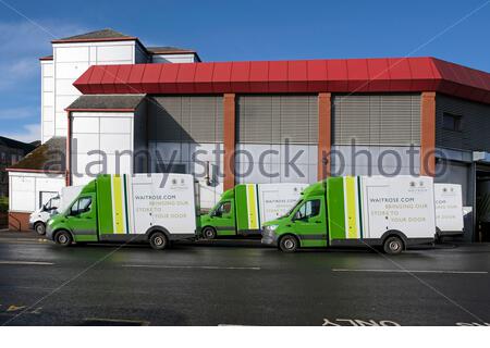 Waitrose Lieferwagen standen vor einem Waitrose Supermarkt in der Schlange Bereit für Lieferungen Stockfoto