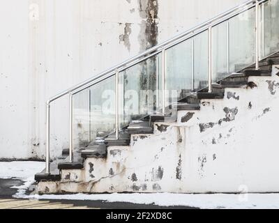 Eine Treppe, die nach oben führt, mit etwas Schnee auf dem Masse Stockfoto