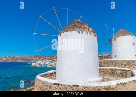 Windmühlen mit Blick auf das ägäische Meer auf Mykonos, Griechenland Stockfoto