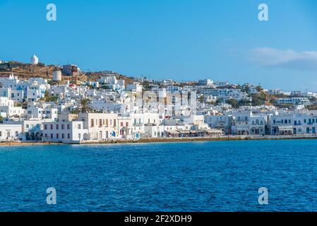 Die Menschen genießen einen sonnigen Tag an einem Strand auf Mykonos, Griechenland Stockfoto