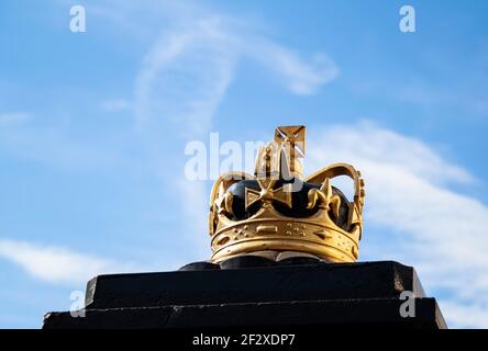 Goldenes Kronenornament auf dem Eingang zum York Gate in Regent's Park in London, Großbritannien Stockfoto