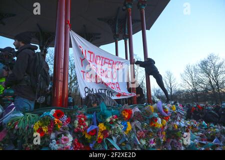 Clapham Common, London, Großbritannien. März 2021, 13th. Trotz der Ermahnungen der MET, die Mahnwache nicht zu besuchen, kommen Tausende von Menschen, um Blumen zu spielen, als Zeichen des Respekts für den Tod von Sarah Everard. Sisters Uncut, eine feministische Gruppe, die Frauen unterstützt, die unter häuslicher Gewalt und Mord durch die Hände einiger Männer gelitten haben, kam, um Reden zu halten. Die Polizei kam schnell zu Empörungsschreien, als Polizeibeamte fortfuhren, Personenwachen zu entfernen und andere zu verhaften. Quelle: Natasha Quarmby/Alamy Live News Stockfoto