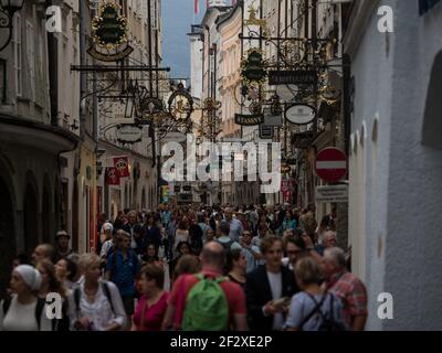 Berühmte belebte Fußgängerzone Einkaufsstraße Getreidegasse in historischer Altstadt Stadt Salzburg Stadt in Österreich alpen Europa Stockfoto