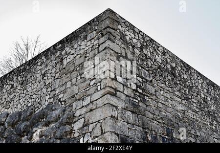 Gut erhaltene Akropolis Befestigung in Alatri, Italien, die megalithische Wand wird durch kalkige große Blöcke gebildet Stockfoto