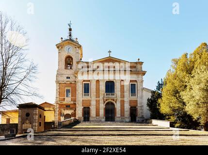 Schöne Fassade der Kathedrale von Alatri, Basilika von Saint Paul, es ist vom Ende des 18th. Jahrhunderts und vom Anfang des 19th. Stockfoto