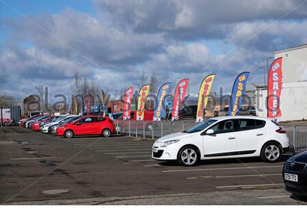 Autos zum Verkauf auf Garagenvorplatz Stockfoto