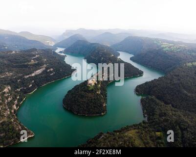 Luftpanorama von Sant Pere de Casserres Kloster isoliert kirche auf einem Hügel an der Ter Flussbiegung Les Masies de Roda Osona Katalonien Spanien Europa Stockfoto