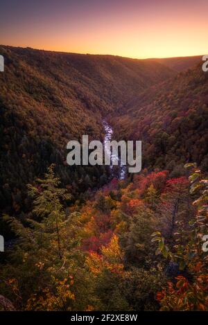 Am Blackwater Canyon in West Virginia leuchtet die Herbstdämmerung wunderschön. Stockfoto