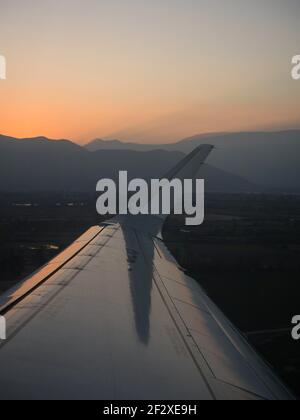 Panoramablick auf den Sonnenuntergang in den anden mit Flugzeugflügel Aus dem Flugzeug Fenster Sitz Landung in Santiago de Chile Süd Amerika Stockfoto