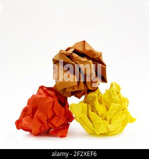 Eine Nahaufnahme von bunten zerknitterte Papiere isoliert auf einem Weißer Hintergrund Stockfoto