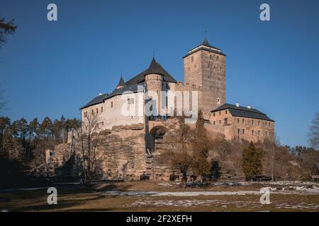 Gotische Burg Kost im Nationalpark Cesky Raj - Böhmisches Paradies. Herrlicher Blick auf das mittelalterliche Denkmal in Tschechien. Mitteleuropa. Öffentlicher Staat Stockfoto