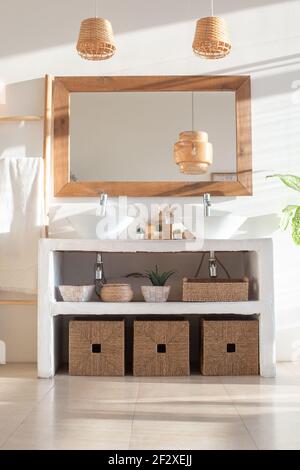 Stilvolles, modernes Interieur eines hellen, weißen Badezimmers mit zwei Waschbecken Stockfoto