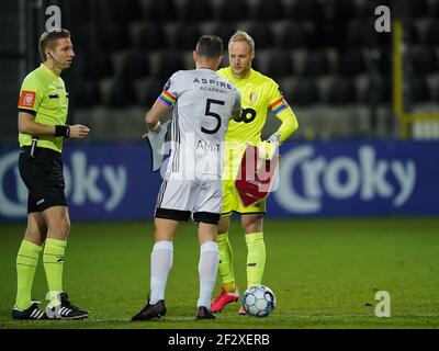 EUPEN, BELGIEN - 13. MÄRZ: Jordi Amat von KAS Eupen und Torwart Arnaud Bohart von Standard de Liege beim Belgium Croky Cup Spiel zwischen KAS E Stockfoto