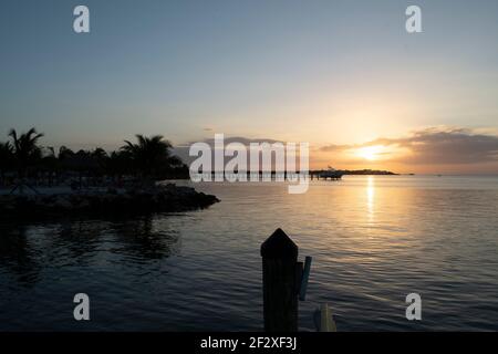 Florida Keys Sunset-Reisen Sie zum Golf von Mexiko entlang der Florida Küste, genießen Sie die Ruhe oder dieses beliebte Urlaubsziel am Strand Stockfoto