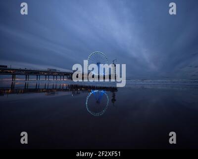 Blue Hour Panorama der beleuchteten Himmel Blick Riesenrad Am Pier der Küstenstadt Scheveningen Den Haag Niederlande Europa Stockfoto