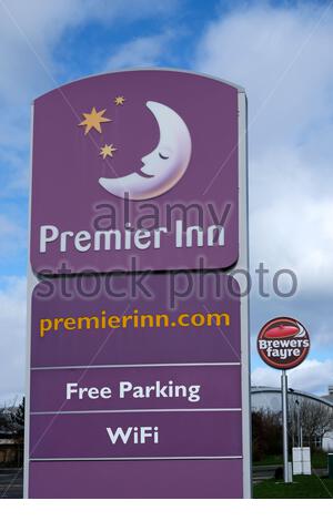 Schild für Premier Inn Hotel und Brewers Fayre Pub Restaurant Kette Stockfoto